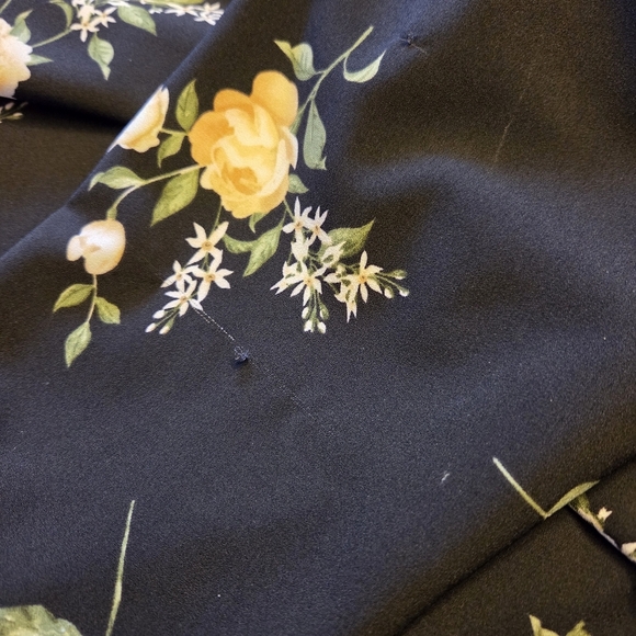 Torrid Black Floral Peplum Blouse Size 0 - Picture 4 of 4